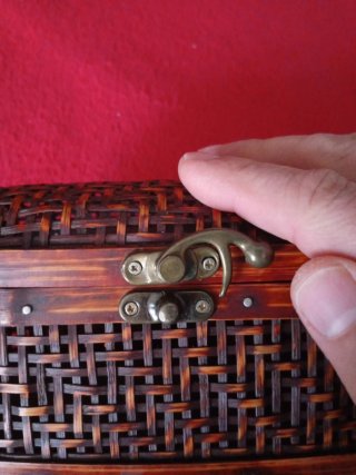 Mini cofre de mimbre y madera