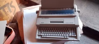 Máquina de escribir electrónica Olivetti Lettera E