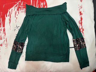 Blusa verde escote Bardot encaje