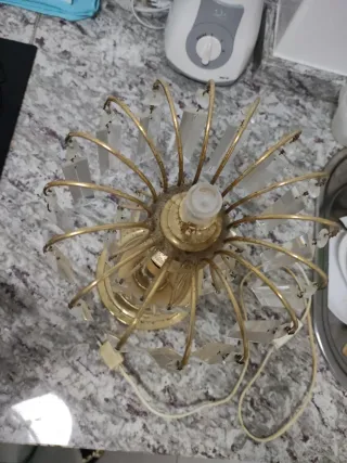 Lámpara de mesa dorada con cristales