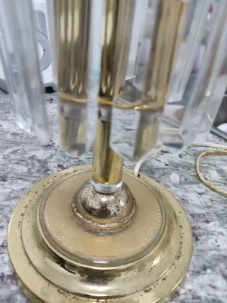 Lámpara de mesa dorada con cristales