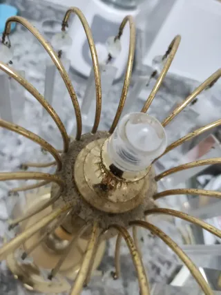 Lámpara de mesa dorada con cristales