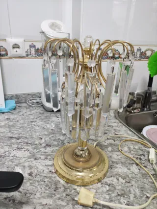 Lámpara de mesa dorada con cristales