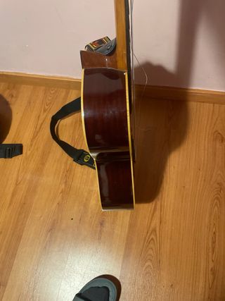 Guitarra española con funda y bandolera