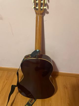 Guitarra española con funda y bandolera
