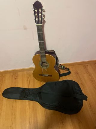 Guitarra española con funda y bandolera