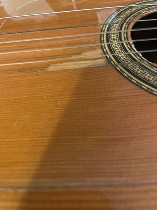Guitarra española con funda y bandolera