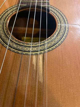 Guitarra española con funda y bandolera