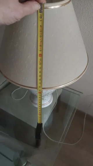 Lámpara de mesa cerámica floral dorada