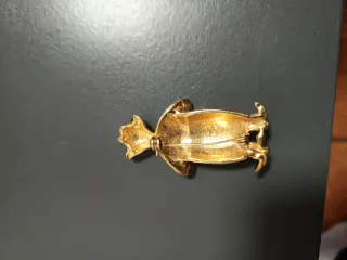 Broche antiguo figura barril sombrero