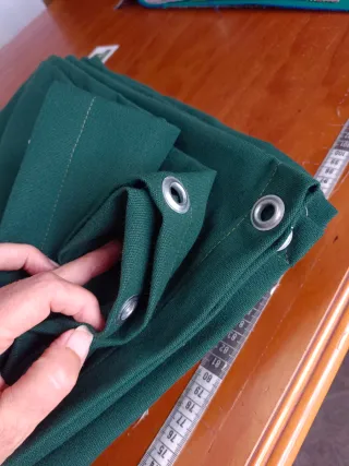 Lona de toldo verde con anillas