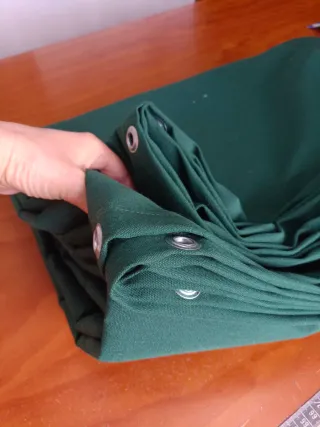 Lona de toldo verde con anillas