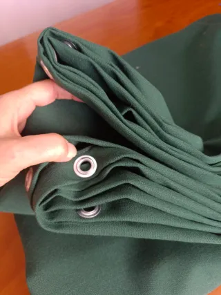 Lona de toldo verde con anillas