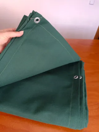 Lona de toldo verde con anillas
