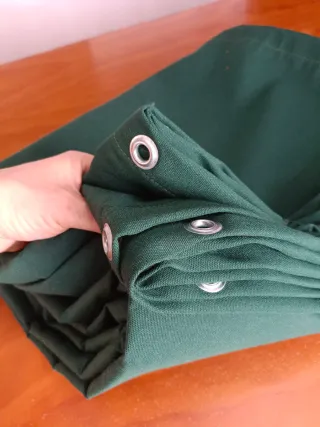 Lona de toldo verde con anillas