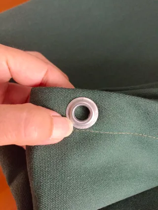 Lona de toldo verde con anillas