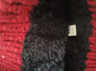 Gorro rojo vino con pompón y lentejuelas