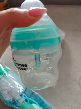 2 Biberones Tommee Tippee + Escobilla