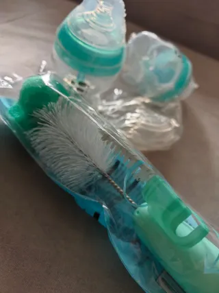 2 Biberones Tommee Tippee + Escobilla