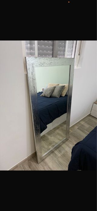 Espejo de diseño plateado