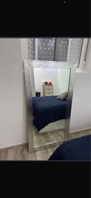 Espejo de diseño plateado