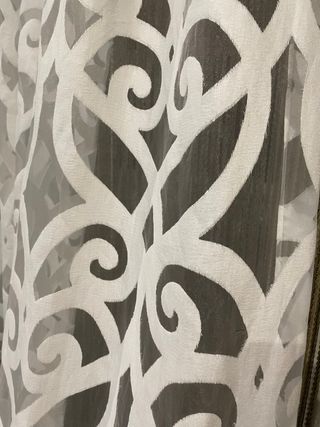 Cortina decorativa blanca con diseño
