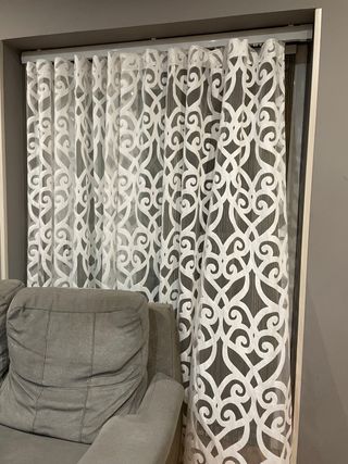 Cortina decorativa blanca con diseño