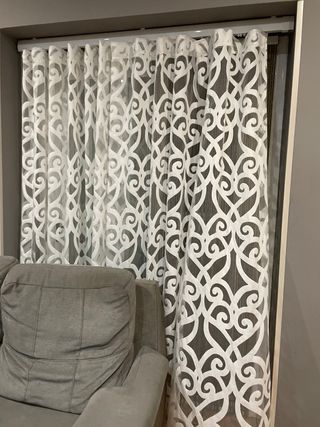 Cortina decorativa blanca con diseño