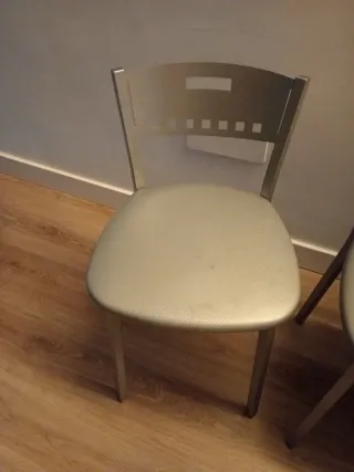 Juego de 2 sillas de cocina beige y plateadas