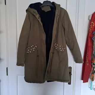 Cappotto B.Style verde con cappuccio e perle