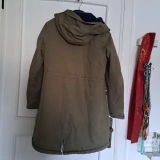 Cappotto B.Style verde con cappuccio e perle