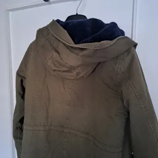 Cappotto B.Style verde con cappuccio e perle