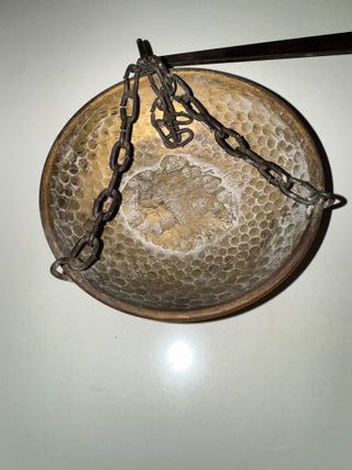 Antigua balanza forja y platos bronce
