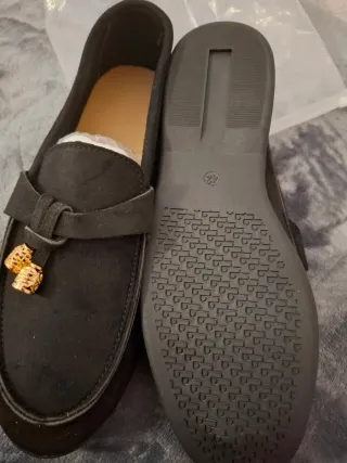 Mocasines negros mujer detalle dorado