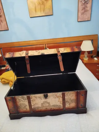 Baúl de madera con mapa