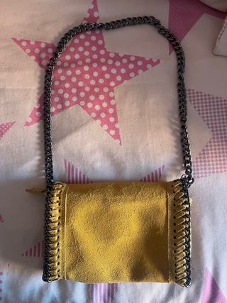 Bolso color mostaza con cadena