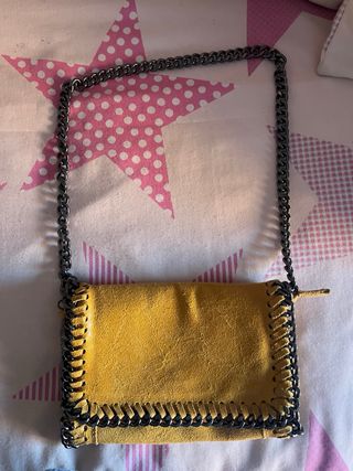 Bolso color mostaza con cadena