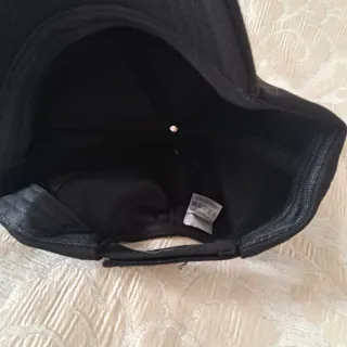 Cappello nero alla moda