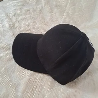 Cappello nero alla moda