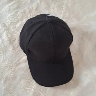 Cappello nero alla moda