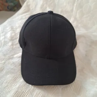 Cappello nero alla moda