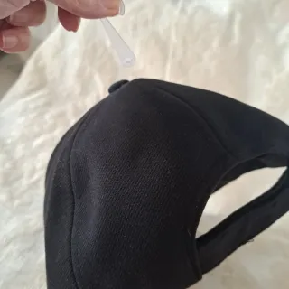 Cappello nero alla moda