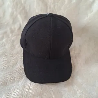 Cappello nero alla moda