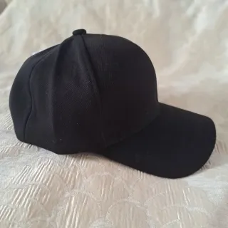 Cappello nero alla moda