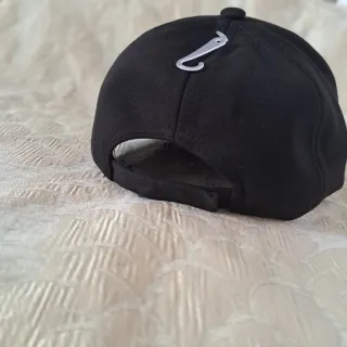 Cappello nero alla moda