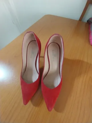 Zapatos de tacón rojos