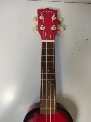 Ukelele Makala Rojo con Funda y Cejilla