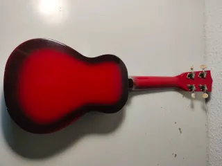 Ukelele Makala Rojo con Funda y Cejilla