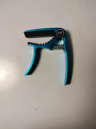 Ukelele Makala Rojo con Funda y Cejilla