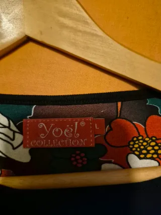 Vestido negro con estampado floral